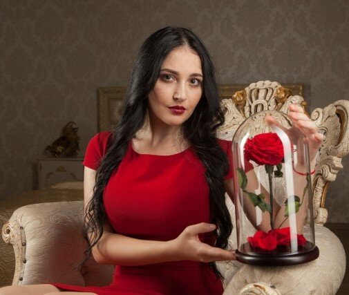 Роза в стеклянном футляре